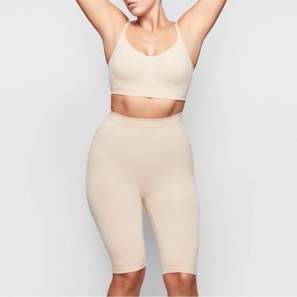 SKIMS Sculpting Short Above The Knee With Open Gusset in Clay - Picture 4 of 5